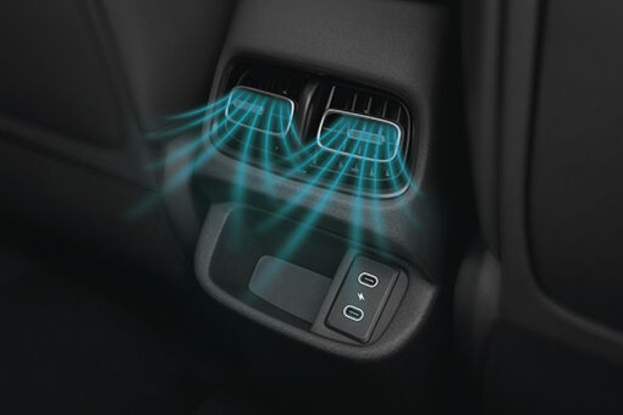 Cửa gió hàng ghế sau kèm cổng sạc Type C
