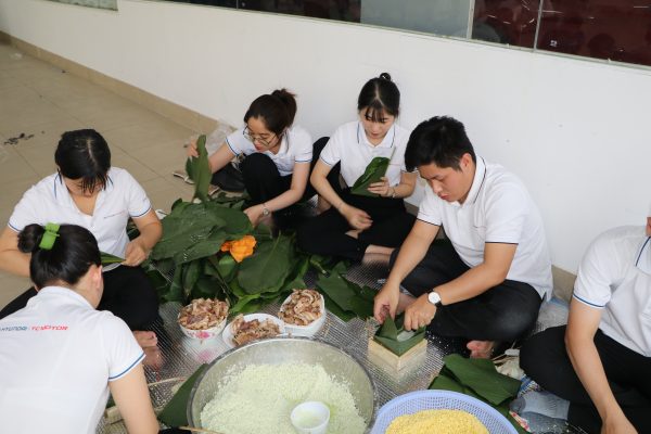 Gói bánh ngày Tết - Gắn kết yêu thương